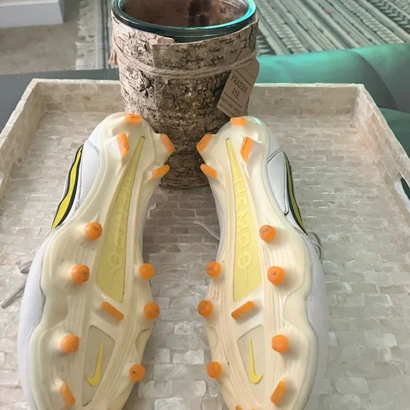 Men’s Nike Tiempo soccer cleats size 10.5 coconut color. Excellent condition. - Picture 3 of 6